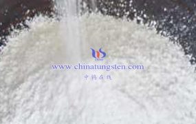 偏钨酸铵水合物与哪些化学物质反应会产生危险？