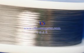 白钨丝在电子显微镜中的作用是什么？