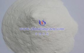 反应溶液的pH值如何影响偏钨酸铵的合成？