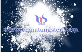 煅烧温度对以偏钨酸铵为前驱体合成的氧化钨纳米颗粒性能的影响是什么？