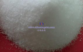 如何用溶剂萃取法制备偏钨酸铵水合物？