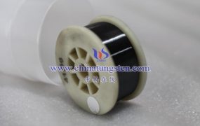 黑钨丝在白炽灯中的主要作用是什么？