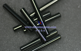 硬质合金棒的硬度通常达到多少HRA？