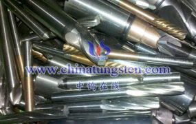 粘结剂对硬质合金棒材挤压成型有何重要影响？