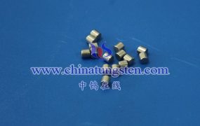 钡钨阴极的表面形态对其性能有何影响？