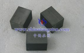 在什么温度范围内，钼块可以保持稳定的物理性能？