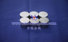 在不同压力条件下，钼块的性能会有何变化？