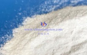 偏钨酸铵在操作时应佩戴哪些防护装备？