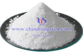 偏钨酸铵的溶解度与pH值和溶剂性质之间的关系如何？