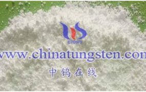 如何用酸碱指示剂测试偏钨酸铵溶液的pH值？