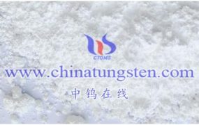 偏钨酸铵溶液pH值对光催化反应效果有何影响？