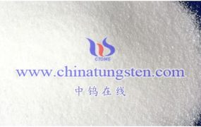 偏钨酸铵溶液pH值对其在水处理中去除污染物的效果有何影响？