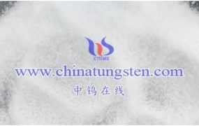 偏钨酸铵溶液pH值对其纳米颗粒合成中的形貌和尺寸有何影响？