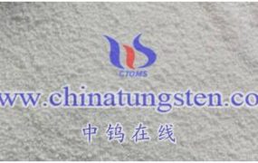 纳米偏钨酸铵的热稳定性和热分解行为如何？