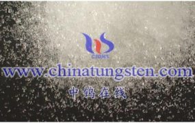 偏钨酸铵的晶体缺陷性质对其性能和催化活性有何影响？