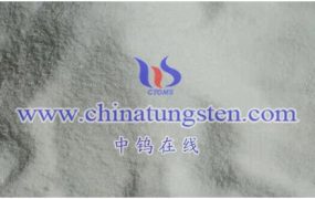 偏钨酸铵在高温条件下的热稳定性和热解行为如何？