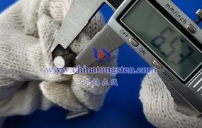 钡钨电极在电子显微镜中起什么作用？