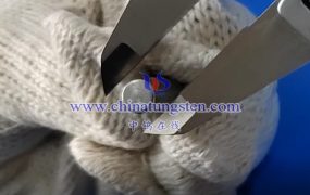 钡钨电极在阴极射线管中起什么作用？