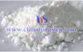 如何改善偏钨酸铵的合成路线和提高合成效率？