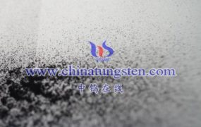 紫色氧化钨在固态电池中的晶格结构和性质与其在电池中应用的关系如何？