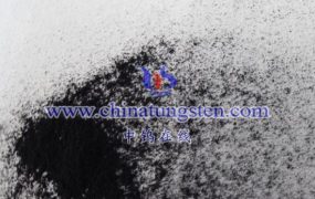 紫色氧化钨的晶体结构对其在固态电池中的应用有何影响？