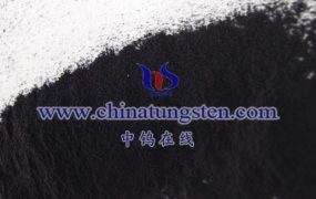 紫色氧化钨的晶格结构和性质与其在固态电池中应用的稳定性、性能和安全性有何关系？