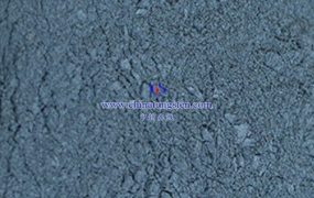 如何通过调整纳米氧化钨的粒径、形貌或表面结构来优化其性能？