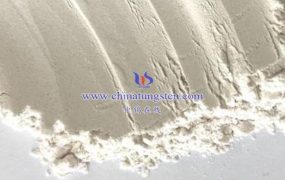 纳米氧化钨的哪些性质因纳米尺寸效应而显著增强或改变？