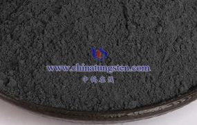 掺钨二氧化钒的金属-绝缘体相变特性是什么？