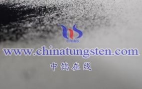 紫色氧化钨的结构特性对其性能有什么影响？