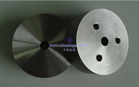 《中华人民共和国两用物项出口管制条例》中涉及钨及合金的有哪些内容？