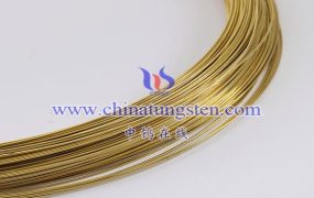 不同种类的镀金溶液对镀金钨丝的镀金层厚度有何影响？