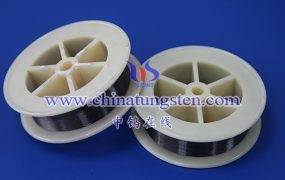 钨丝在真空与充气环境下的表现有何不同？