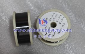 钨丝的长度与灯泡功率之间有何关系？