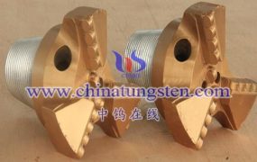 什么是有水眼刮刀取心钻头？