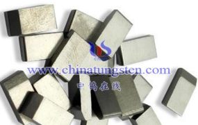 在制造钨钢锯齿片时，为什么要使用粉末冶金工艺？