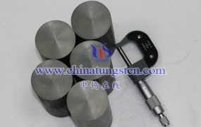 钼棒在高真空条件下的气体释放情况如何？