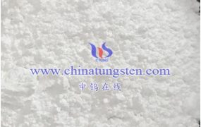 钨酸钡在自然界中的存在形式是什么？