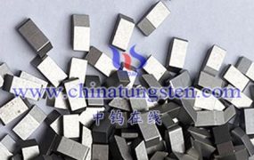 冷却液如何有效地降低钨钢锯齿片的温度？