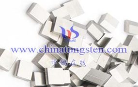 碳化钨的高硬度和高耐磨性对切割效率有何影响？