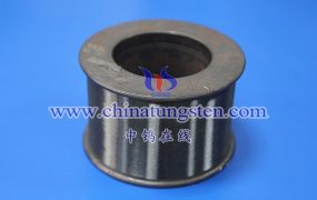 在生产钨丝时如何控制其微观结构？