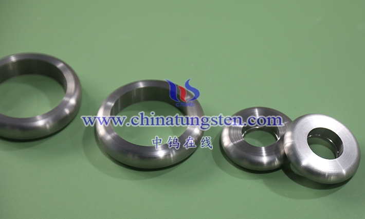 钨合金陀螺仪配重的氢脆与环境诱导裂纹的形成机制是什么？