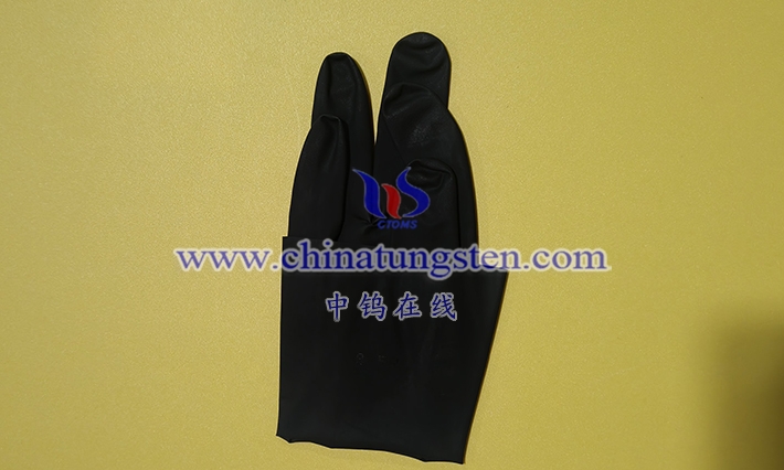 如何测量钨橡胶手套中的热导率？