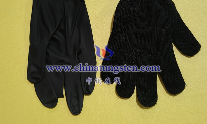 钨橡胶手套的柔性与耐用性的基础是什么？