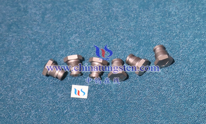 碱性介质中硬质合金喷嘴的稳定性依靠什么机制？